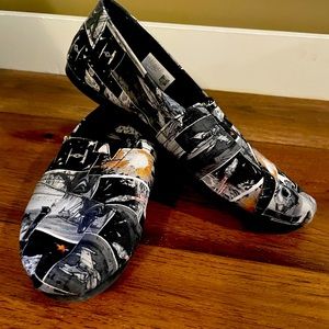 Toms size 8 never worn. Barely worn. Smoke free home